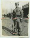1930年中国东北满洲全副武装士兵站立肖像，东北军？看背面的俄文招牌也许是哈尔滨一带
