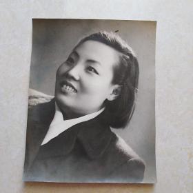 民国老照片（女士大尺幅照片一张）请看图