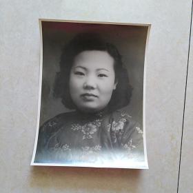 民国老照片（女士花衣大尺幅照片一张）请看图