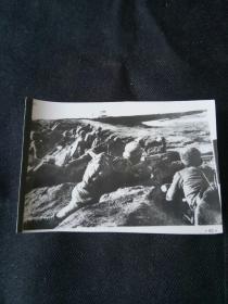 战场上射击的八路军战士 革命档案照片