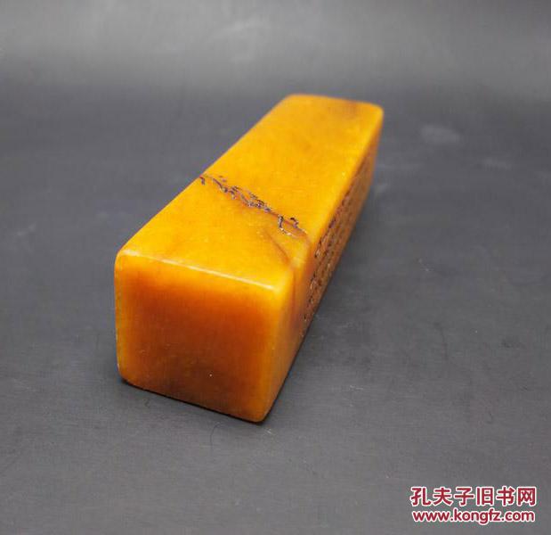 -文房用品- 寿山 【中坂田黄石】尺寸：长2.1*宽2.08*高8.4(cm). 印章，质地上乘，与友分享。