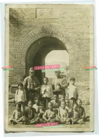 民国日军侵华时期，在永安县城门前和中国儿童合影老照片。泛银。福建三明?