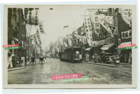 民国时期上海南京路繁华街道汽车商铺林立, 开往静安寺路的2路有轨电车老汽车等，泛银漂亮