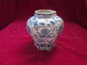 明代青花罐 （高：11cm）