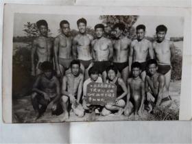 男女抬毛主席语录泳装照