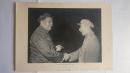 **期间画片《毛主席和他亲密的战友林彪同志亲切握手》8开 36.8×26.1厘米