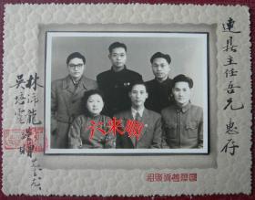 民国老照片：林沛龙、吴培霞。赠石连昆。1948年。苏州观前北仓桥，国际艺术照相馆（帖板尺寸15.7厘米*12.0厘米）