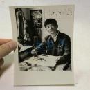 1981年新华社老照片：在兄弟民族地区（专栏）3背面有说明 地点：中国美术协会会员贵州省彝族青年漫画家刘雍