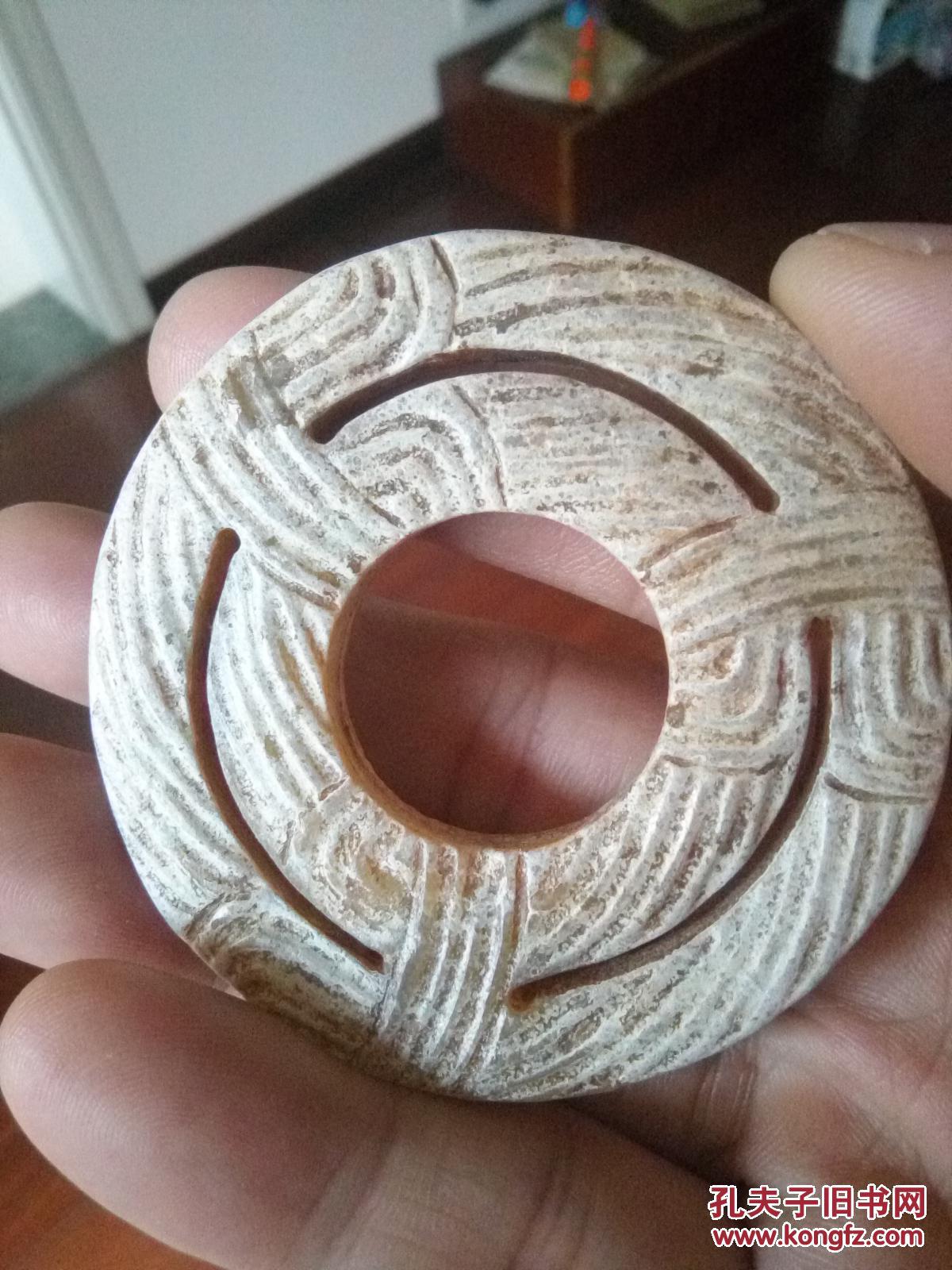 绞绳纹同心环璧