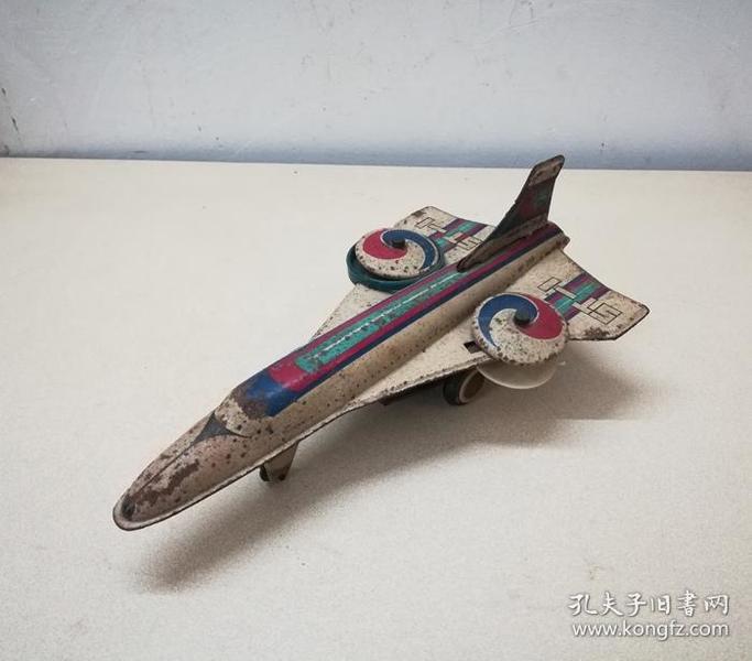 造型奇特的铁皮飞机模型玩具