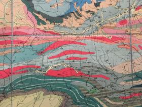 难得一见西安地质图：《东亚地质图----西安》，用各种不同颜色表示各地地质年代及地质组成成分。 对于了解和研究当地地质构造有重要参考价值！昭和十四年（1929年）东京地学协会发行，比例尺1：2000000！为了便于折叠、易于观览，本地图由八部分用组成，中间用纱布粘固而成。