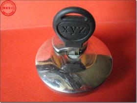 老式摩托车油箱锁（盖），内径33毫米，外径64毫米，带原装钥匙。正常使用，开合自如。