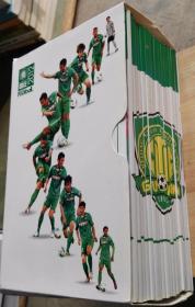 中国第一本足球俱乐部队刊---   【国安队刊】 2012年全集第1期（创刊号）--17期17本带盒  】17本，全彩图、铜版纸精印、每本96页，赠送十多张国安球星大型海报，另有多套国安全体球员不干胶贴。 请注意图片及说明