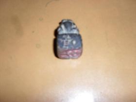 石质狮钮印章一枚2*2*3.8厘米，周边有后人乱刻字迹