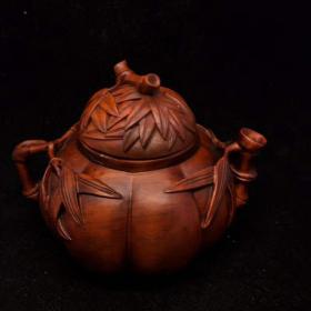 黄杨木雕刻茶壶
保存完整
雕工精细
宝贝尺寸：长宽高：11/8.5/8cm
宝贝重量；183g