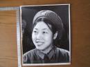 《大幅解放军女战士老照片》1张，尺寸：30X24厘米左右，附观礼签一个