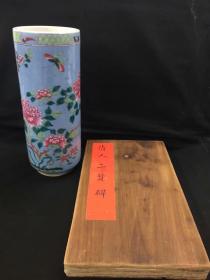 香醉彩蝶飞：清晚粉彩花蝶箭筒：彩料浓艳，画工细腻，花取静、蝶得动。一幅醉人的生生不息，惹人爱怜小确幸。