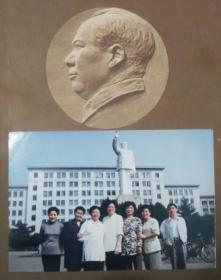 武汉现存很少的毛主席挥手我前进雕像前合影彩照