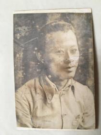 民国老照片--一张军人照【相片背面写有1937.2.25于梧州第四分驻所原梧局石古西街第七号楼映的】