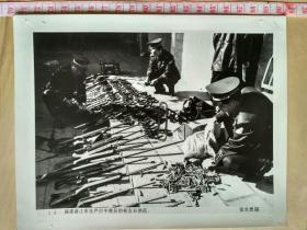 福建晋江市在严打中缴获的枪支弹药。张生贵摄。