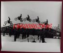 1979年体育摄影作品展新闻展览照片--摩托车运动员表演“飞跃断桥”