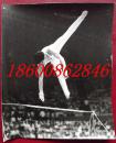 1978年体育摄影作品展新闻展览照片--男子体操单杠“间不容发”