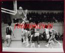 1979年体育摄影作品展新闻展览照片--八一男子篮球队与美国篮球队比赛“穆铁柱投篮成功”
