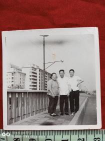 一般合影照95--七八十年代家庭路边合影老照片