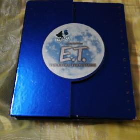 E.T-THE EXTRA-TERRESTRIAL FROM  CONCEPT TO CLASSIC （The Illustrated Story of the Film and the Fimmakers），外加四张碟片