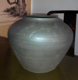 老黑陶罐，无裂，刻绘漂亮，高20厘米。