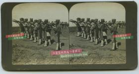清末民国立体照片--1904年东北满洲日俄战争中，旅顺会战的前线，日军趁修整时期演练进攻射击队形
