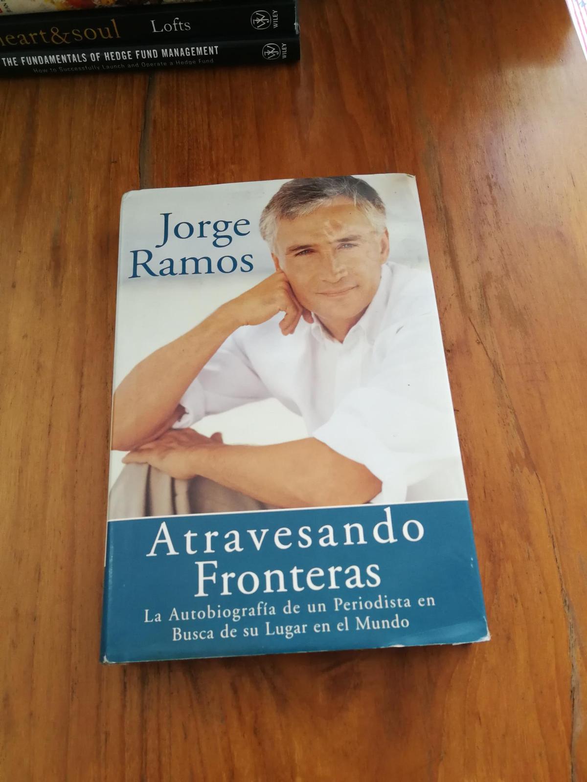 Atravesando Fronteras: La Autobiographia de un Periodista en Busca de su Lugar en el Mundo (Spanish Edition)穿越邊界：一位記者在尋找他在世界上的位置的自傳（西班牙語版）