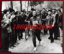 1978年体育摄影作品展新闻展览照片--北京饭店退休职工78岁老人吕长清在观众掌声中跑完五千米