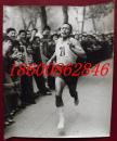 1978年体育摄影作品展新闻展览照片--老年人长跑比赛冲刺