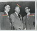 1950年朝鲜战争时期，南开大学史学的奠基者，先后任南开大学、清华大学教授，清华大学文学院院长，中国著名历史学家和外交家蒋廷黻先生, 和美国驻联合国代表沃伦奥斯丁以及韩国代表在一起。蒋廷黻，湖南省宝庆府邵阳县（今属邵东县）楮塘铺人（今属廉桥镇）。22.8X8.2厘米