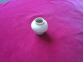 元代白釉小罐.（腰径5cm, 高5cm）