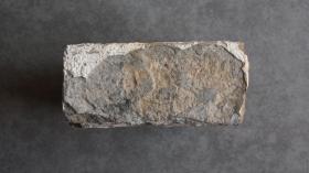 民国四年造浙江金华清光绪十二年进士黄济川（系一代画家黄宾虹的启蒙恩师，曾在湖南慈利、清泉、武冈、衡阳、绥宁等地当知县和知州）的“梅溪黄氏”铭文砖1块，一侧有“梅溪黄氏”字样，另一侧有“民国四年造”字样，均为篆体阳刻，局部笔画剥落，虽残犹美，摆在书房文房当陈设，上面放一盆多肉植物或盆景，也是别有一番风味，博物馆级藏品，不可多得，喜欢姓氏家谱宗谱收藏的朋友莫错过【运费由买家自理，下单后默认顺丰到付】.