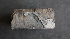 民国四年造浙江金华清光绪十二年进士黄济川（系一代画家黄宾虹的启蒙恩师，曾在湖南慈利、清泉、武冈、衡阳、绥宁等地当知县和知州）的“梅溪黄氏”铭文砖1块，一侧有“梅溪黄氏”字样，另一侧有“民国四年造”字样，均为篆体阳刻，局部笔画剥落，虽残犹美，摆在书房文房当陈设，上面放一盆多肉植物或盆景，也是别有一番风味，博物馆级藏品，不可多得，喜欢姓氏家谱宗谱收藏的朋友莫错过【运费由买家自理，下单后默认顺丰到付】.