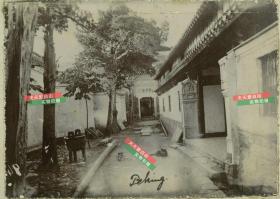 1899年烧毁前的浙江普陀山普济禅寺百子堂老照片，百子堂观音送子是“海天佛国”观音道场一大特色，为欲求子者提供了一个理想的寺院场地。后来被毁，现在的百子堂是2003年重建的。14.4X10.5厘米