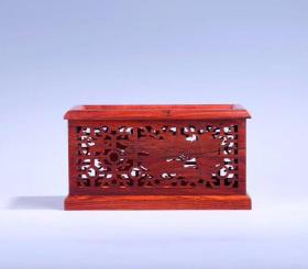 纸巾盒系列
品名：镂空纸巾盒
材质：红酸枝
规格：21*13*11cm
特点：款式新颖大方、客厅、餐桌实用纸巾盒，内置防尘绒布