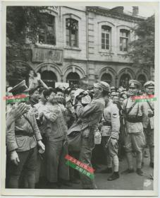 民国1945年抗日战争结束后美国代国民党政府从日军手中接收天津，在街道上受到了天津群众，当地警察士兵等热烈欢迎
