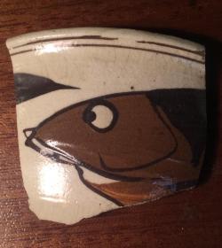 磁州窑瓷片（24）-----金或元磁州窑白地黑褐彩鱼纹碗瓷片标本