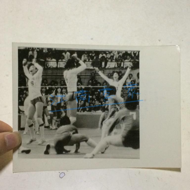 中國隊奪得第三屆世界杯女排冠軍 1981年 新華社照片 3張合售    背面有說明 地點：日本大坂
