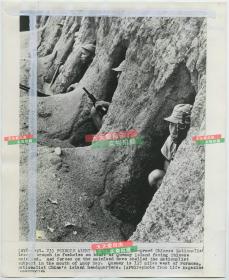 1954年美联社新闻传真照片一张，国民党国军士兵驻守在位于福建省金门岛的散兵掩体中，高度警觉。25.3X20.7厘米