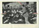 民国1940年代展开的扫除文盲行动，国民党士兵和他们的妻儿一起接受露天课堂的教育培训老照片