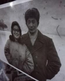 杭州杭二中俄语老师胡淑珍在1984年冬天与丈夫沈祖炎老师在冬天西湖边合影留念， 胡淑珍的丈夫是杭四中体育老师沈祖炎特级教师，有沈老师签名，沈老师杭州大学体育系毕业，胡老师为上海华东师范大学毕业，杭州中学特级教师老照片