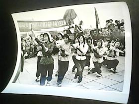 32开老照片—— （ 发表25周年首都工农兵革命文艺会演）（粉色册）背景天安门广场（长20厘米  宽15厘米）包老保真