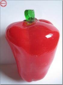 《上世纪六、七十年代老琉璃红柿子椒》，不规则近似圆柱体，直径9.0厘米，高13.0厘米。惟妙惟肖，栩栩如生，火红如朝霞，十分喜庆。