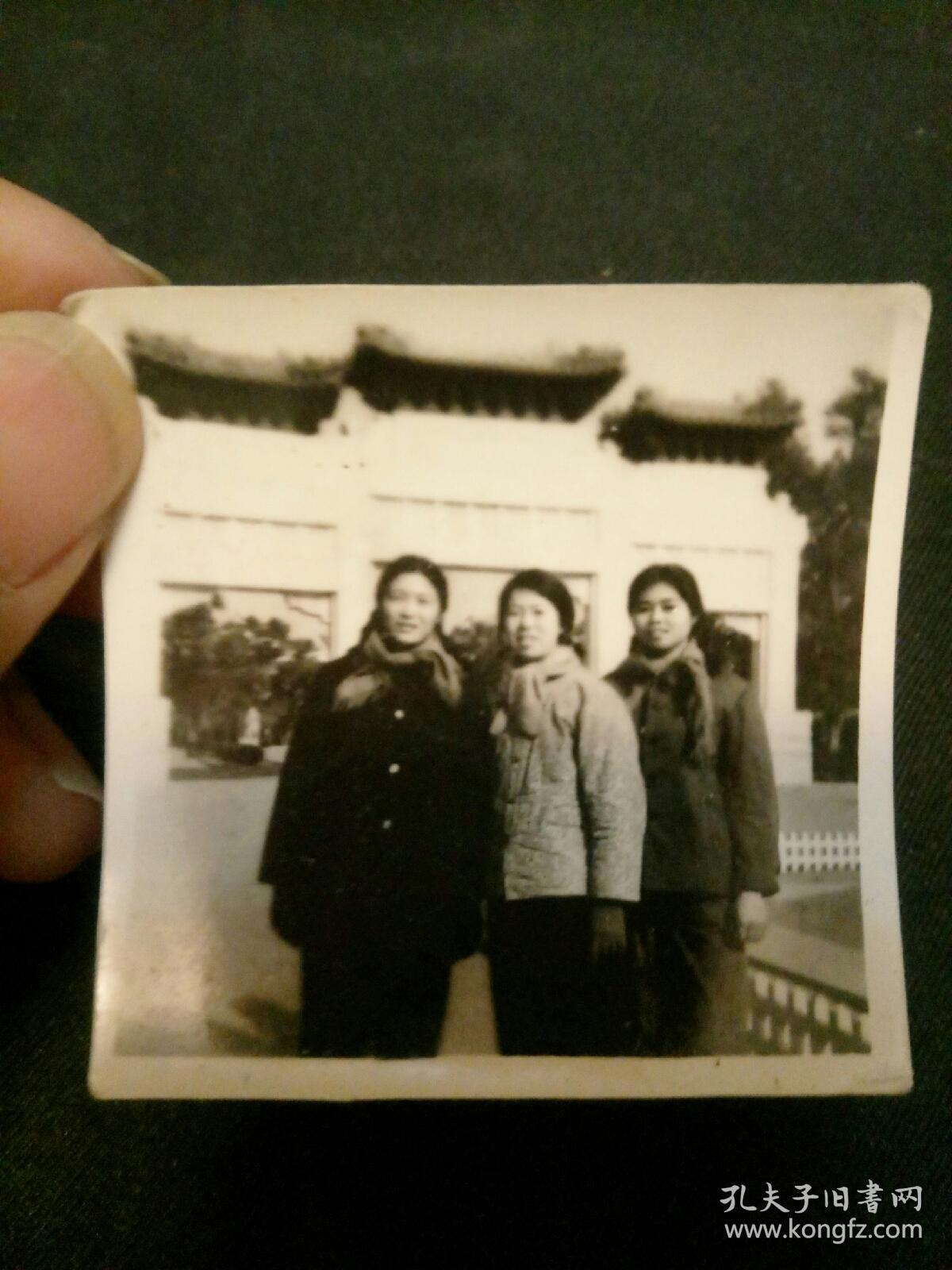 上世纪三位青春少女 背景为北京某老牌楼 少女身穿建国初外套棉袄 左右两少女服装看应为军属 老照片