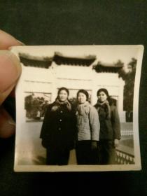 上世纪三位青春少女 背景为北京某老牌楼 少女身穿建国初外套棉袄 左右两少女服装看应为军属 老照片